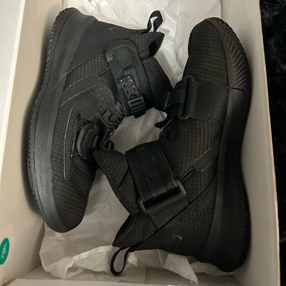 Used Nike Men's LeBron James Soldier 13/XIII Basketball shoes